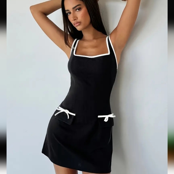Dresses & Skirts - Women'S Elegant Black Bodycon Mini Dress with Contrast Color Bowknot Detail